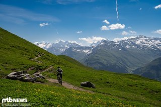 Vom Weißfluhjoch geht es über den Panoramatrail zum Gotschnagrat Vom Weißfluhjoch geht es über den Panoramatrail zum Gotschnagrat