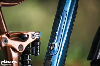 Der Enduro-Abstammung verdankt sich das auch im Bikepark praktische Rahmenstaufach. Der Enduro-Abstammung verdankt sich das auch im Bikepark praktische Rahmenstaufach.