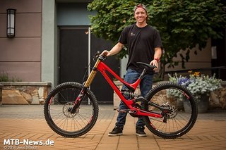 Aaron mit seinem Carbon-Geschoss