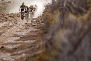 Kristian Hynek von Topeak Ergon führt das Feld an