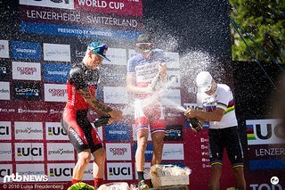 Party bei der Siegerehrung: Zweimal Specialized, einmal Scott