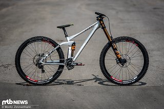 Max Hartenstern und Greg Williamson vom Cube Global Squad sind neuerdings auf einem 29er-Prototypen des Cube Two15-Downhillbikes unterwegs Max Hartenstern und Greg Williamson vom Cube Global Squad sind neuerdings auf einem 29er-Prototypen des Cube Two15-Downhillbikes unterwegs