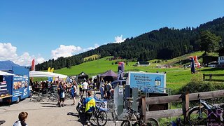 Eingang Eventgelände mit Verpflegung, Anmeldung sowie mit Downhillstrecke im Hintergrund von rechts oben kommend Eingang Eventgelände mit Verpflegung, Anmeldung sowie mit Downhillstrecke im Hintergrund von rechts oben kommend