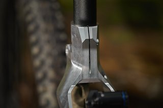 Der Rahmen wird in Polen CNC-gefräst und besteht aus mehreren Stücken, die nach dem Fräsen miteinander verschraubt werden. Der Rahmen wird in Polen CNC-gefräst und besteht aus mehreren Stücken, die nach dem Fräsen miteinander verschraubt werden.