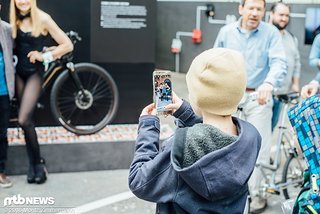 „Mach doch bitte noch kurz ein Selfie von mir mit den beiden heißen Schnitten!“