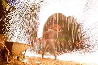 Eines der Mitglieder ist bekannt als Feuerteufel - und auch dieses Mal hat er der Menge mit seiner Flammenshow ordentlich eingeheizt.
