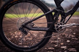 Der Antrieb basiert auf SRAM-Komponenten, die jedoch – so weit wie möglich – um schick gefräste Garbaruk-Tuning-Parts erweitert wurden.