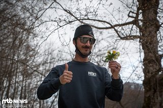 Ein Blumenstrauß für die Gesamweltcupsiegerin