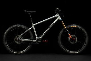 Das Enduro Hardtail GEN ist mit 27,5"-Laufrädern unterwegs und soll sich optimal für grobes Geläuf eignen.