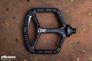 Das OneUp Aluminium Pedal mit seinem großen Kugellager an der Innenseite des Pedals.