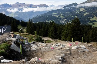 Direkt nach dem Start gibt es zum Auftakt ein kleines Steinfeld und einen leicht veränderten Streckenverlauf