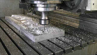 Live: Fräsarbeiten am Hauptrahmen, der Seite für Seite aus einem massiven Aluminiumblock gefräst worden ist