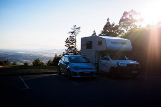 Unsere Fahrzeuge. Übernacht am Aussichtspunkt. Dies ist der letzte Morgen des Roadtrips. Nun geht zum Rennen nach Derby. Unsere Fahrzeuge. Übernacht am Aussichtspunkt. Dies ist der letzte Morgen des Roadtrips. Nun geht zum Rennen nach Derby.