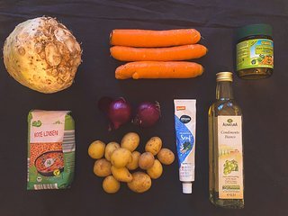 Alle Zutaten für den Linsen-Eintopf. Dazu passen Wiener Würstchen oder vegane Alternativen.