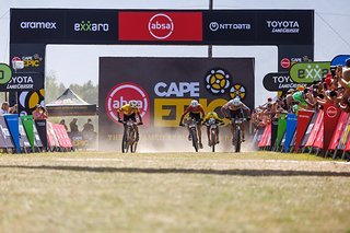 Da wars schon entschieden! Bei Sebastian Fini (im Hintergrund) reißt die Kette im finalen Sprint. Tagessieg Nummer 2 war damit nicht mehr drin für World Bicycle Relief. Da wars schon entschieden! Bei Sebastian Fini (im Hintergrund) reißt die Kette im finalen Sprint. Tagessieg Nummer 2 war damit nicht mehr drin für World Bicycle Relief.