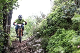 Der 29er läuft auf den nassen Steinen & Wurzeln wie ein Traum