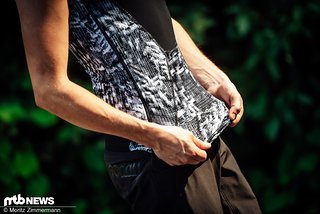 Das Mesh-Material beim Ion-Rückenprotektor ist etwas dichter als bei Alpinestars und Fox. Dies merkt man an heißen Tagen. Das Mesh-Material beim Ion-Rückenprotektor ist etwas dichter als bei Alpinestars und Fox. Dies merkt man an heißen Tagen.