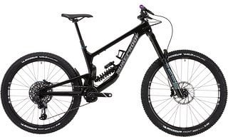 Das Nukeproof Giga ist ein Superenduro und kommt mit 180 mm Federweg an der Front und 170-180 mm am Heck. Die Komplettbike gibt es in 29" oder als Mullet (29"/27,5")