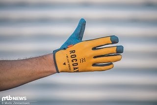 Die Rocday Element-Handschuhe verfügen über einen Klettverschluss an der Handinnenseite und wandern für 46 € über die Ladentheke.