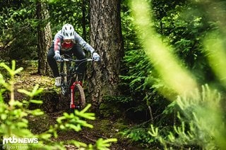 Der RockShox Vivid Coil begeistert mit den gleichen Features wie sein Luft-Geschwisterchen, spricht aber noch mal feinfühliger an.