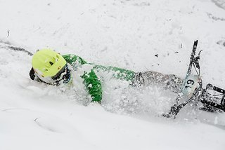 Tobias Hoffmann vom „Craft and Friends“ Team geht als erster Downhiller ins Rennen, muss sich aber der selektiven Strecke beugen und landet nicht nur einige Mal unsanft im Schnee,  sondern mit seinem Team auch auf dem zweiten Platz. ©Felix Schüller
