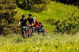 Im Gänsemarsch geht es bergan Im Gänsemarsch geht es bergan