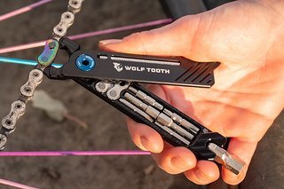 Das neue Wolftooth 8-Bit Pack Pliers-Multitool wurde rund um eine Kettenschlosszange konstruiert und verfügt über satte 17 Funktionen