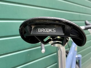 Platz genommen wird auf einem Brooks C15-Sattel