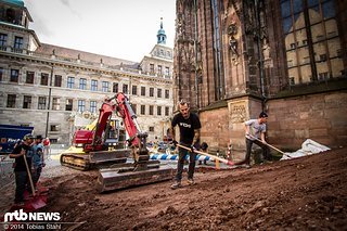 Noch wird fleißig an den riesigen Landungen gebuddelt, deren Erde farblich sehr nah an die umgebende Architektur angepasst ist.