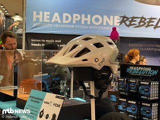 TSG-Helm mit Kopfhörern gekreuzt