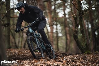 Die Kombination aus harschem Fahrwerk und knüppelharten Hutchinson-Reifen macht das Rockrider nicht gerade zum Kurvenräuber.