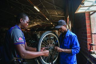 Princeley kommt aus Simbabwe und ist einer von über 3.000 ausgebildeten Fahrradmechanikern, die sich um die Buffalo Bikes kümmern.