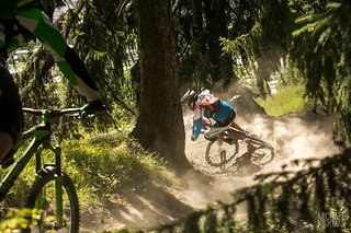 ... und oftmals verschwindet der eigene Teamkollege und mit ihm Steine, Wurzeln und Bodenwellen in einer dicken Staubwolke. Kein Wunder: heisst es doch „Blind Racing“