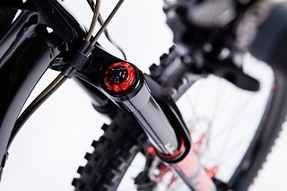 Die RockShox Pike (160 mm) hat ein MRC FAST Suspension 3Way Factory Kit spendiert bekommen, selbstverständlich mit rotem Einstellknopf Die RockShox Pike (160 mm) hat ein MRC FAST Suspension 3Way Factory Kit spendiert bekommen, selbstverständlich mit rotem Einstellknopf