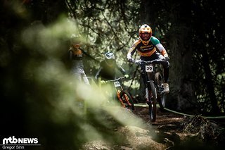 Ronan Dunne leichtfüßig wie gewohnt durch eine der vielen kurzen Wurzel-Sektionen der Strecke.