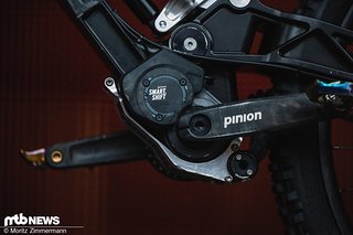 Der Rahmen setzt auf ein kabellos angesteuertes Pinion Smart Shift-Getriebe.