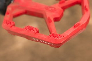 Die neuen Crankbrothers Stamp 0 markieren den untersten Einstieg in die Welt der Crankbrothers Flatpedals und kommen mit einer Kunststoff-Plattform inkl. Plastik-Pins.