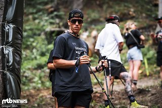 Wie Amaury Pierron rund zwei Wochen nach Schlüsselbein-OP in La Thuile wieder mitfahren will, ist für uns nicht wirklich nachvollziehbar