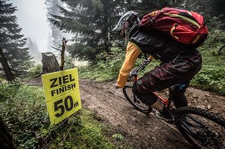Oftmals herbeigesehnt: Das Schild für die Ankündigung des Ziels einer Stage