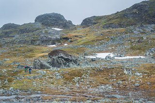 Wir verlieren an Höhe und verlassen somit auch den Schnee. Die verblockten Wege bleiben aber eine grosse Herausforderung. Wir verlieren an Höhe und verlassen somit auch den Schnee. Die verblockten Wege bleiben aber eine grosse Herausforderung.