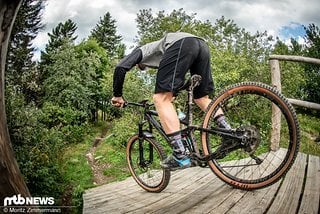 Weiter geht's auf der Downhill-Strecke. Hier wird es stellenweise etwas rumpeliger, doch auch auf einem Trailbike lassen sich die legalen Trails gut befahren