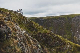 Für sein neustes Video hat Gee Atherton einen ausgesetzten Grat voller Schiefergestein in Angriff genommen.
