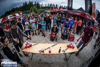 Dinge, die es so wohl nur in Fort William gibt: Ein Beer Pong-Duell gegen niemand geringeren als Steve Peat.