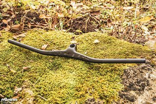Ungewöhnlich: Die Lenker-Vorbau-Einheit kompensiert die eigentliche Vorbaulänge unauffällig Ungewöhnlich: Die Lenker-Vorbau-Einheit kompensiert die eigentliche Vorbaulänge unauffällig
