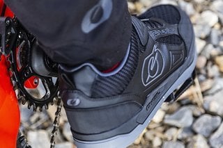 Dazu ist der niedrige Schuh mit einem gepolsterten Knöchelbereich und Zunge für zusätzlichen Komfort ausgestattet