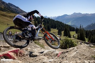 Asa Vermette hat nicht nur die Quali der Junioren gewonnen, sondern währenddessen auch einen riesigen Back Flip gezeigt