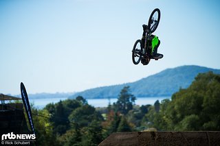 Cam Zink ließ sich nicht lumpen und schraubte sich mit einem Frontflip in die Luft
