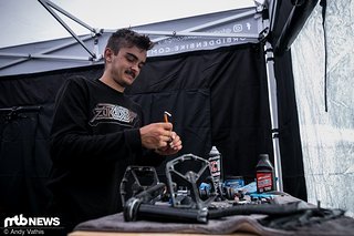 Connor Fearons Forbidden-Downhill-Prototyp wurde zu Beginn des Rennens erst mal komplett zerlegt.