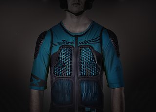 Optional kann der Protektor mit einem Base-Layer-T-Shirt mit integrierten Schulterpads kombiniert werden. Optional kann der Protektor mit einem Base-Layer-T-Shirt mit integrierten Schulterpads kombiniert werden.