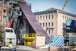 Startrampe aus dem obersten Stockwerk des Rathauses. Im Vordergrund die Abschussrampen für die Big Air Show